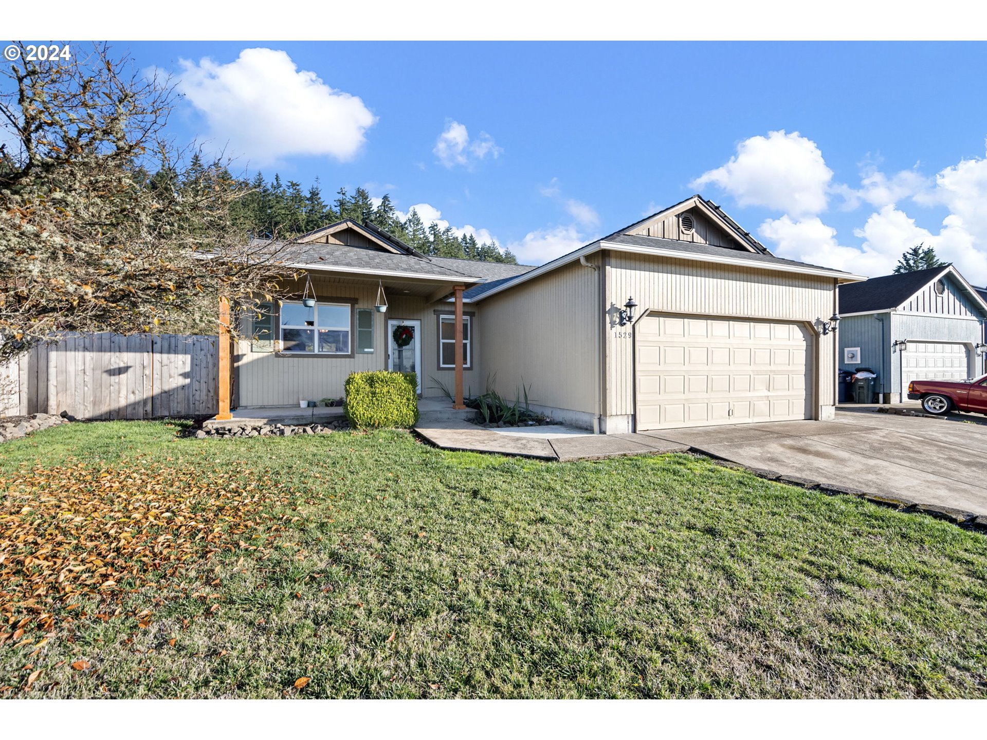 1529 South 59th Street Springfield, OR 97478 - Photo 2 of 38 a front view of a house with a garden