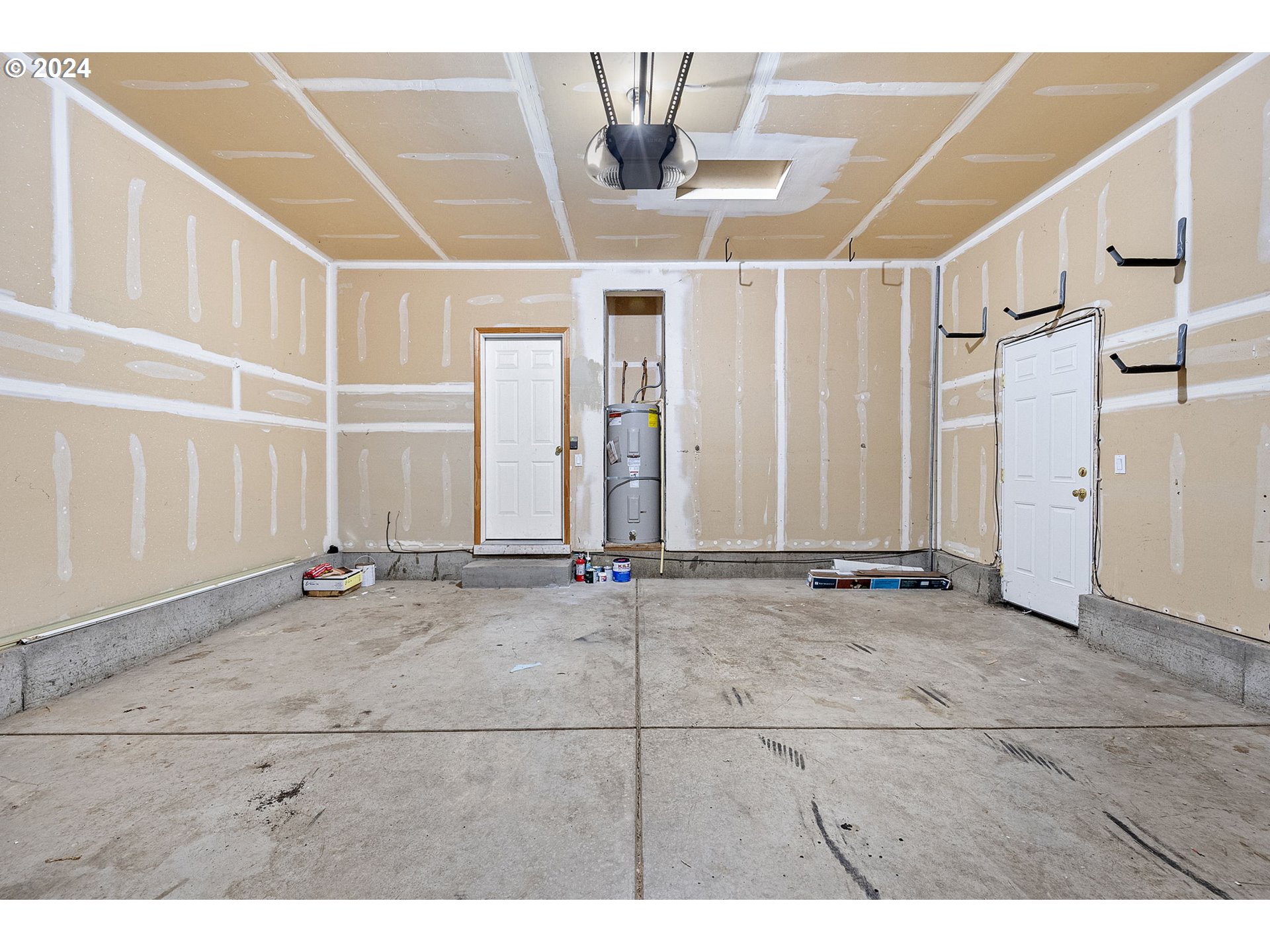 1529 South 59th Street Springfield, OR 97478 - Photo 29 of 38 a view of a garage
