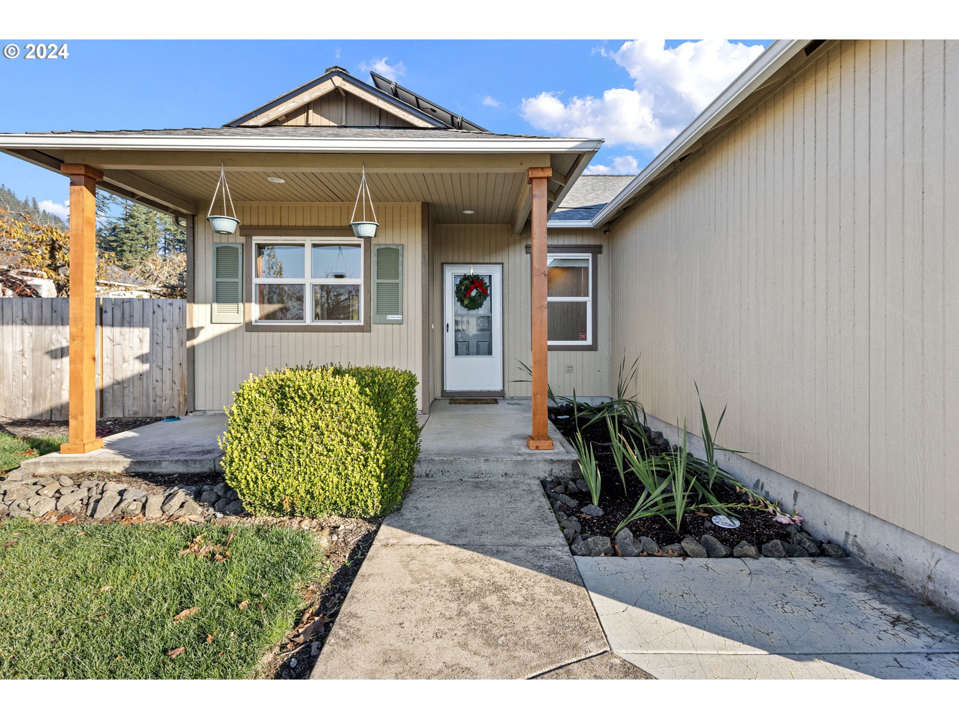 1529 South 59th Street Springfield, OR 97478 - Photo 3 of 38 a house view with a garden space