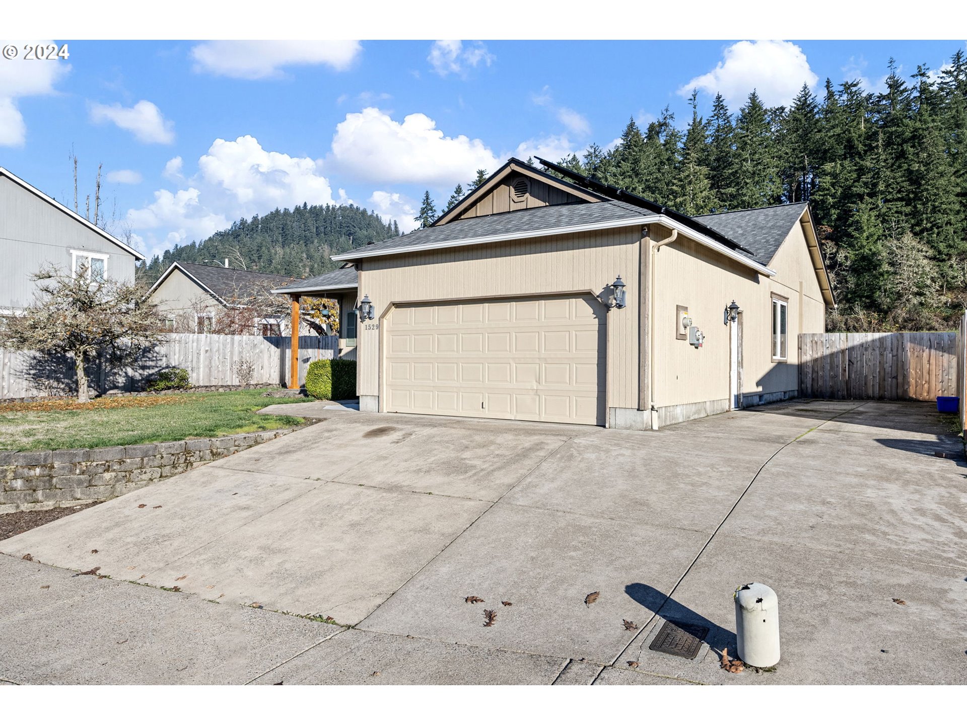 1529 South 59th Street Springfield, OR 97478 - Photo 36 of 38 a view of garage and yard