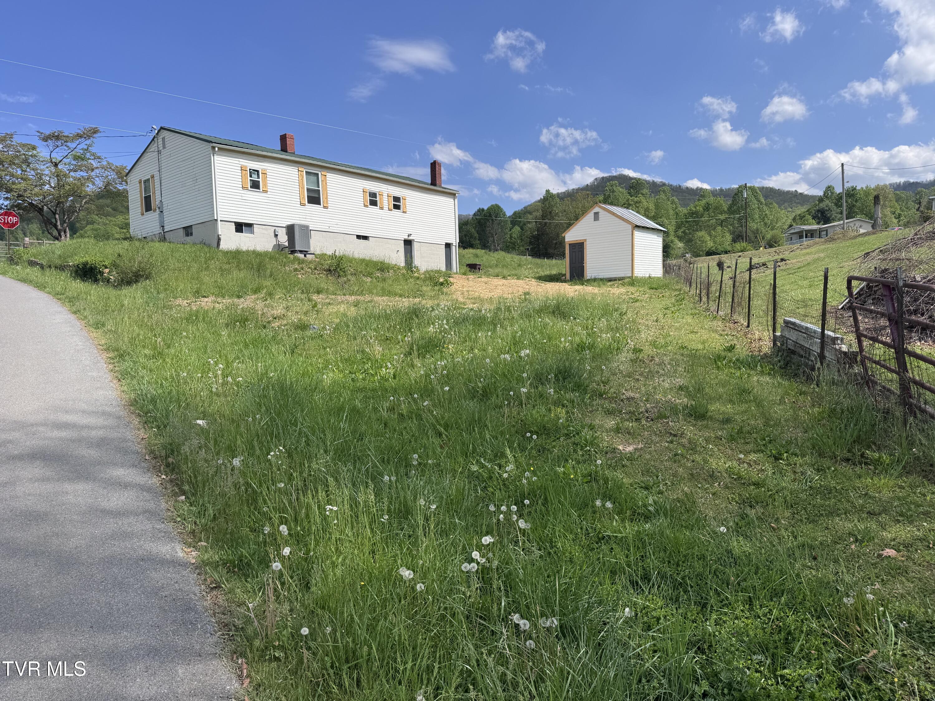 230 Hamilton Road Elizabethton, TN 37643 - Photo 2 of 14 IMG_2627