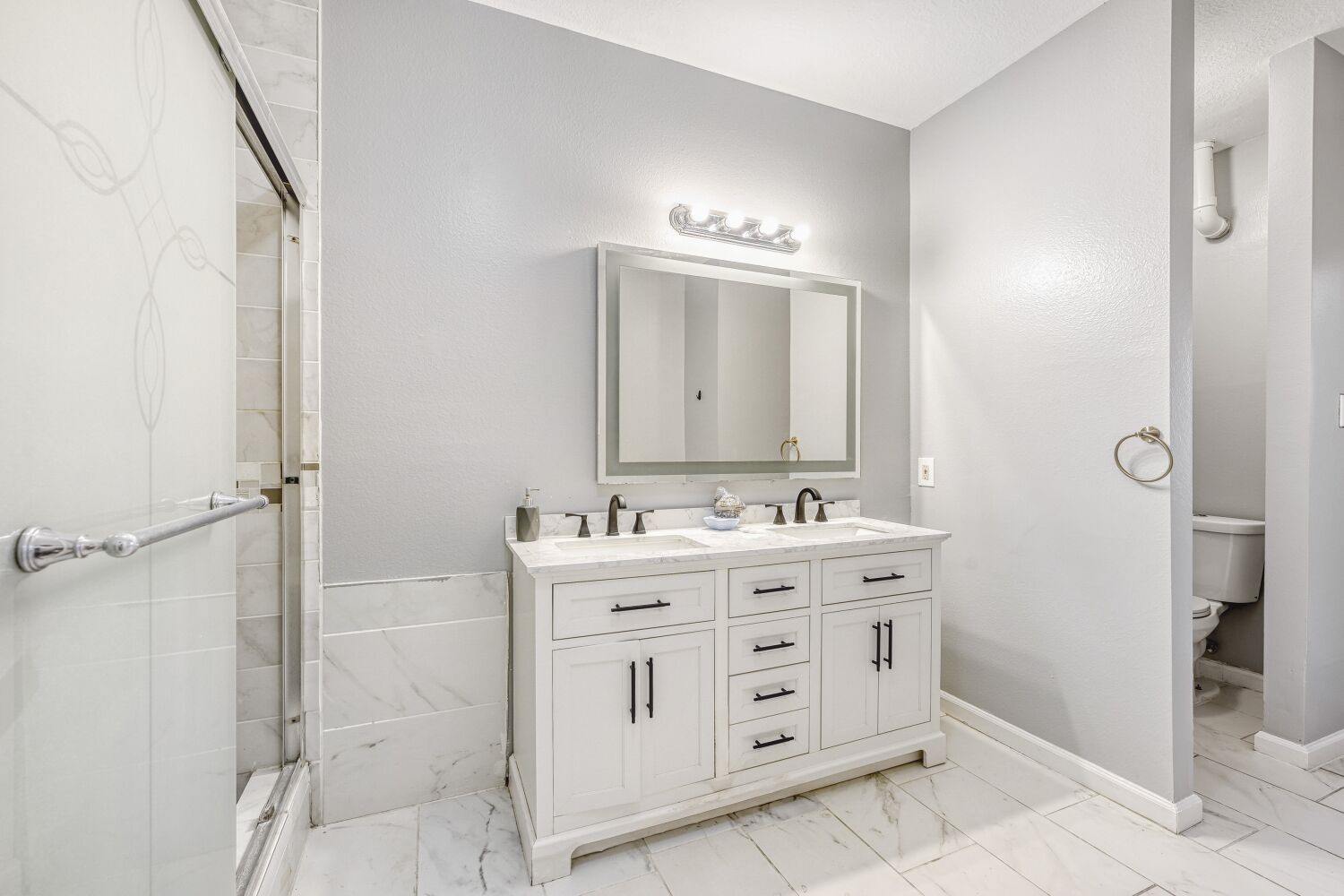 9351 Royal Way Houston, TX 77083 - Photo 14 of 22 Upstairs secondary bathroom