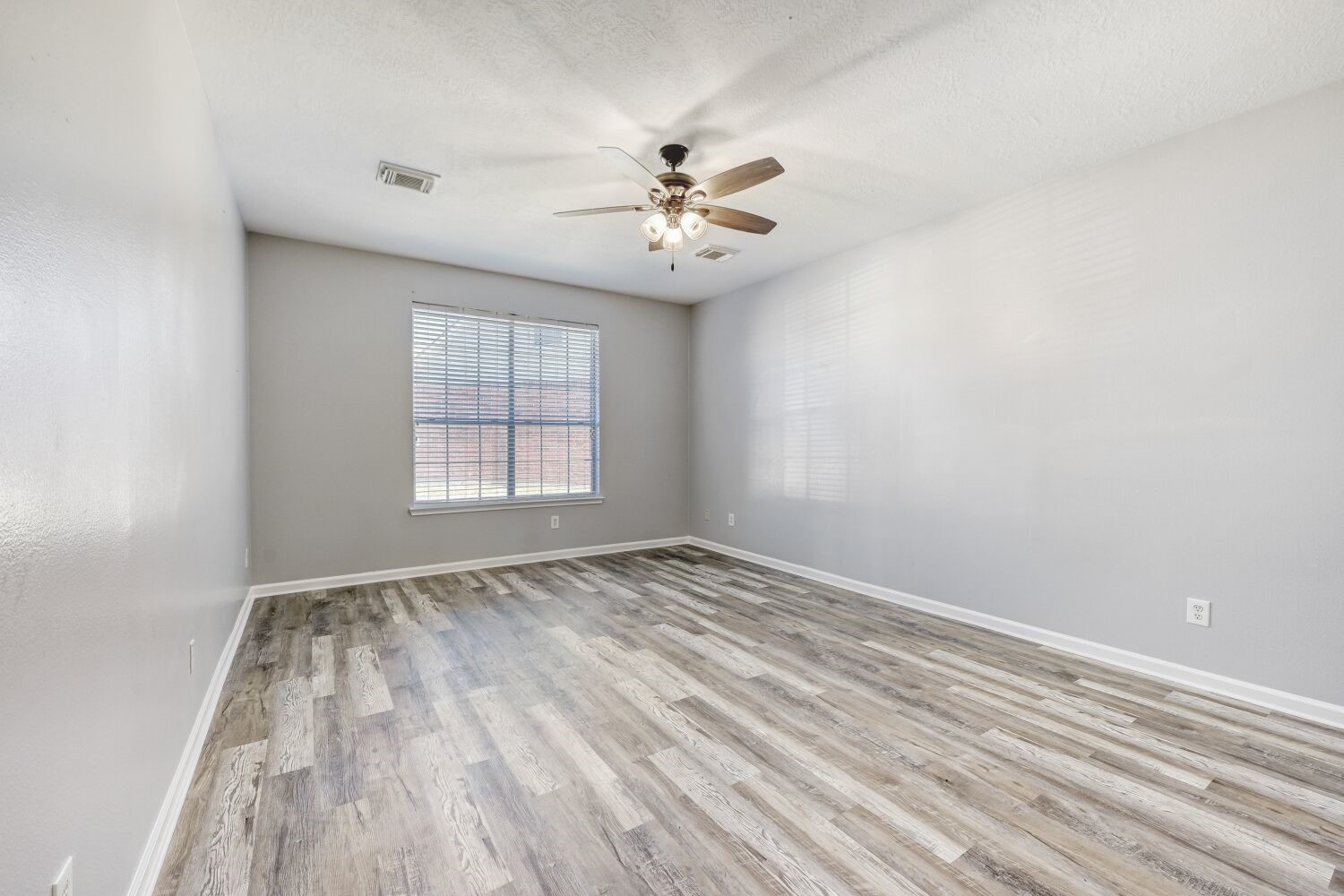 9351 Royal Way Houston, TX 77083 - Photo 7 of 22 Primary bedroom downstairs