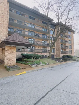 $639,000 | 1671 Mission Hills Road, Unit 201, Northbrook, IL 60062