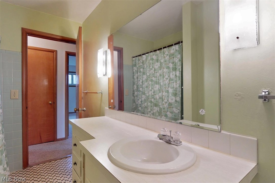 5670 Cherokee Road Cleveland, OH 44124 - Photo 9 of 26