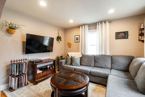 $259,900 | 607 South Oak Park Court, Milwaukee, WI 53214