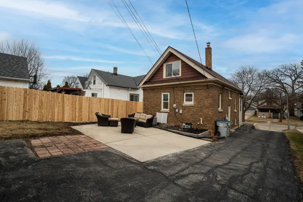 $259,900 | 607 South Oak Park Court, Milwaukee, WI 53214