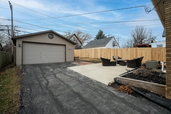 $259,900 | 607 South Oak Park Court, Milwaukee, WI 53214