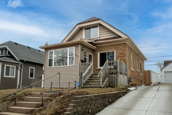 $259,900 | 607 South Oak Park Court, Milwaukee, WI 53214