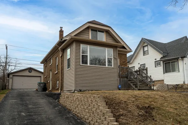 $259,900 | 607 South Oak Park Court, Milwaukee, WI 53214