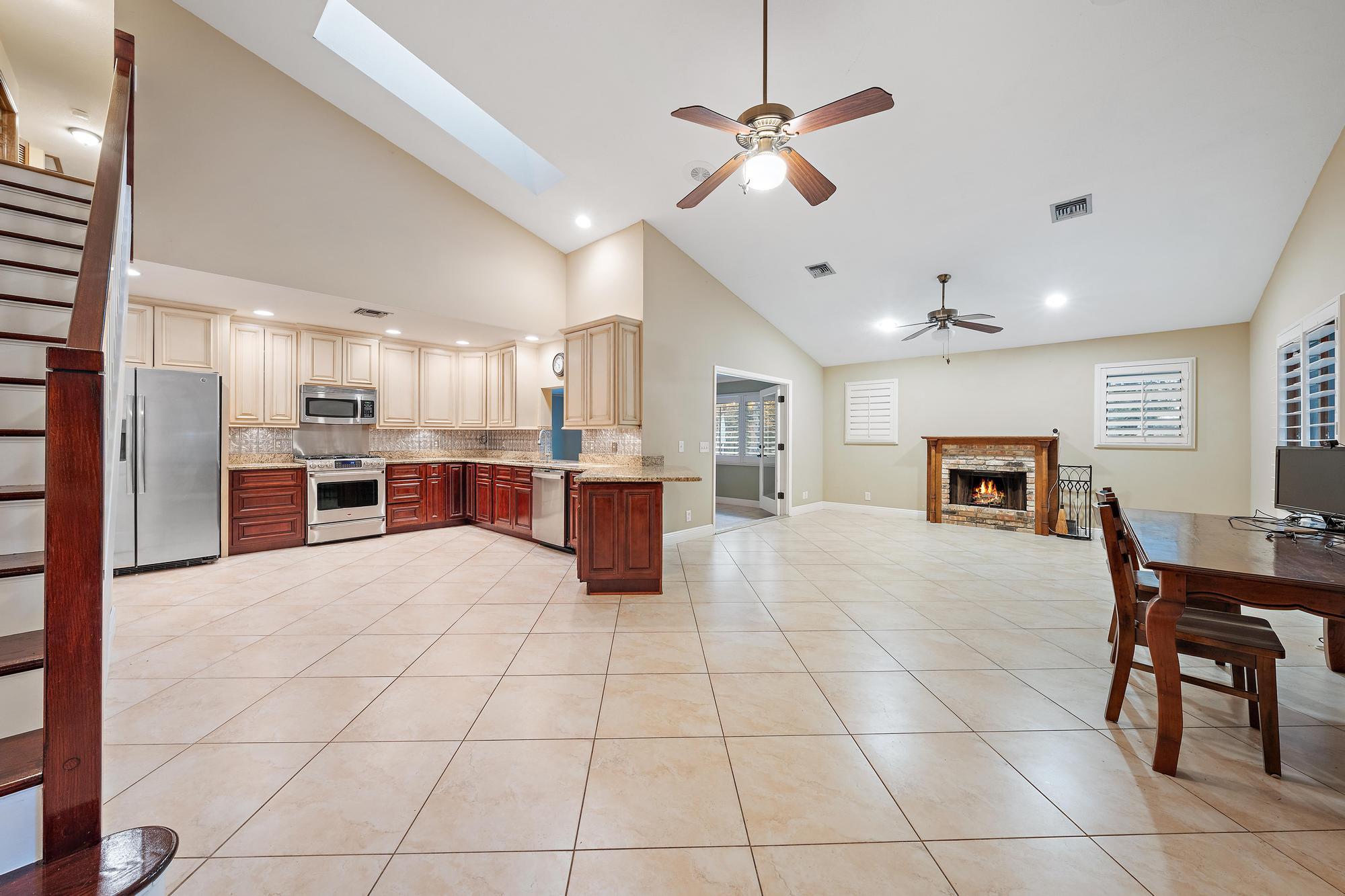 19150 Southeast Jupiter Road Jupiter, FL 33458 - Photo 17 of 57 Kitchen & Family
