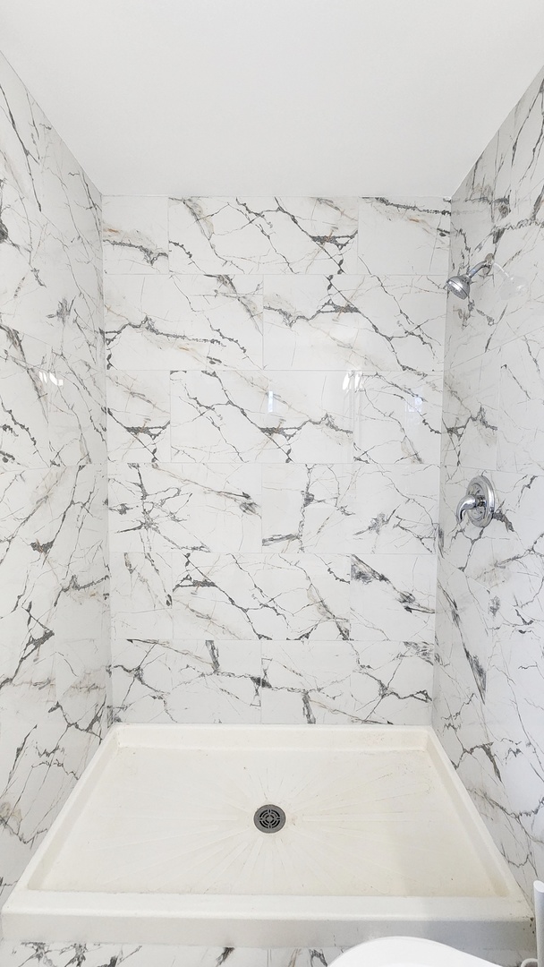 1296 Spaulding Road Bartlett, IL 60103 - Photo 17 of 37 a bathroom with a bathtub