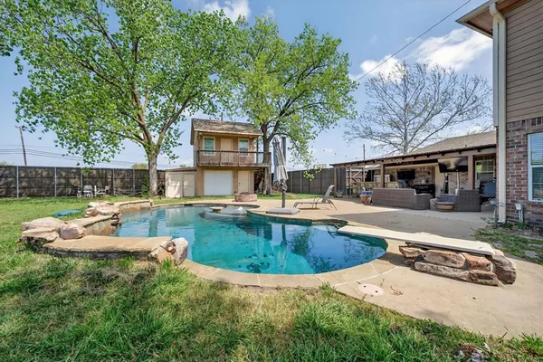 $488,400 | 102 Royal Oaks Drive, Greenville, TX 75402