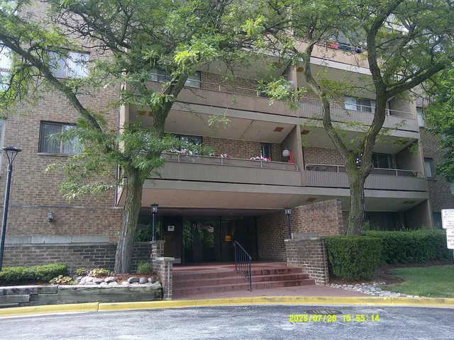 $83,000 | 5 East Carriageway Drive, Unit 210, Hazel Crest, IL 60429