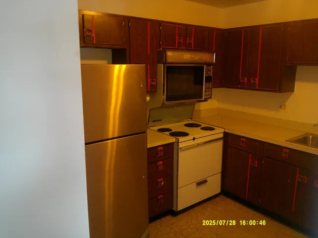 $83,000 | 5 East Carriageway Drive, Unit 210, Hazel Crest, IL 60429