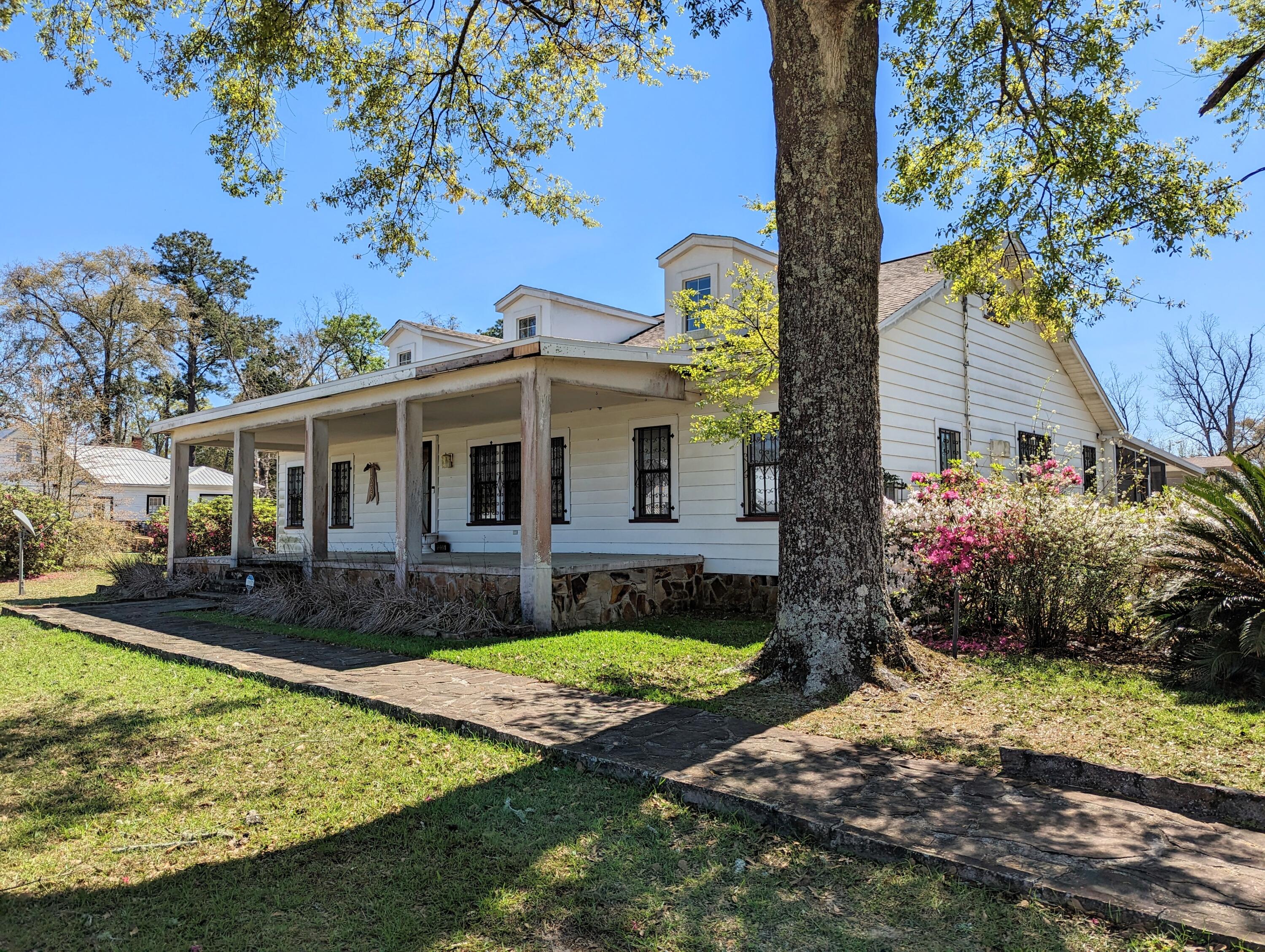 1335 Old Bonifay Road Chipley, FL 32428 - Photo 10 of 31 front view of a house with a yard