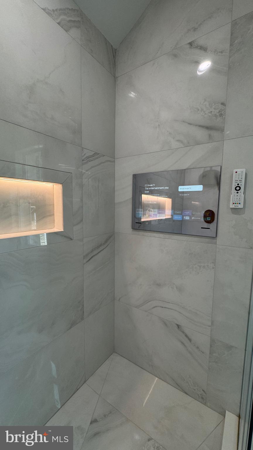 350 Honeymoon Road Glassboro, NJ 08028 - Photo 14 of 23 a bathroom with a window