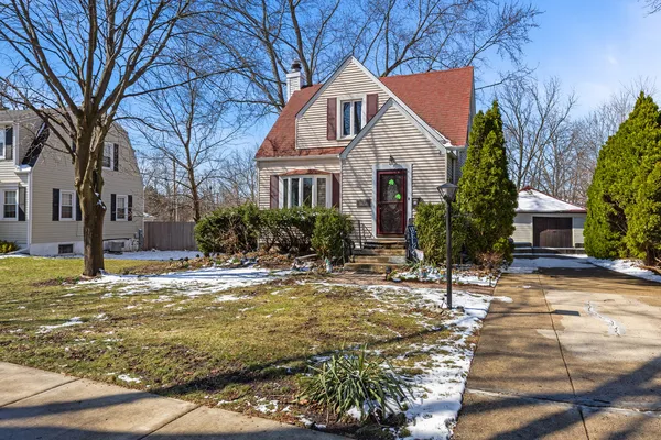 $360,000 | 300 South Cumberland Parkway, Des Plaines, IL 60016