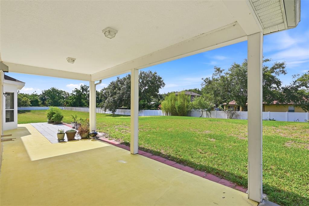 936 Kingsridge Circle Gotha, FL 34734 - Photo 26 of 50 a view of a patio with dining table and chairs