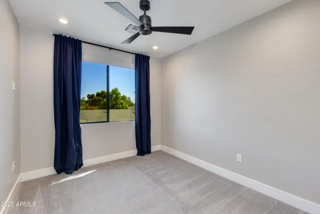 a view of entryway with a workspace