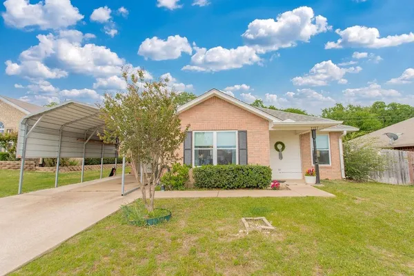 a view of a house with a backyard