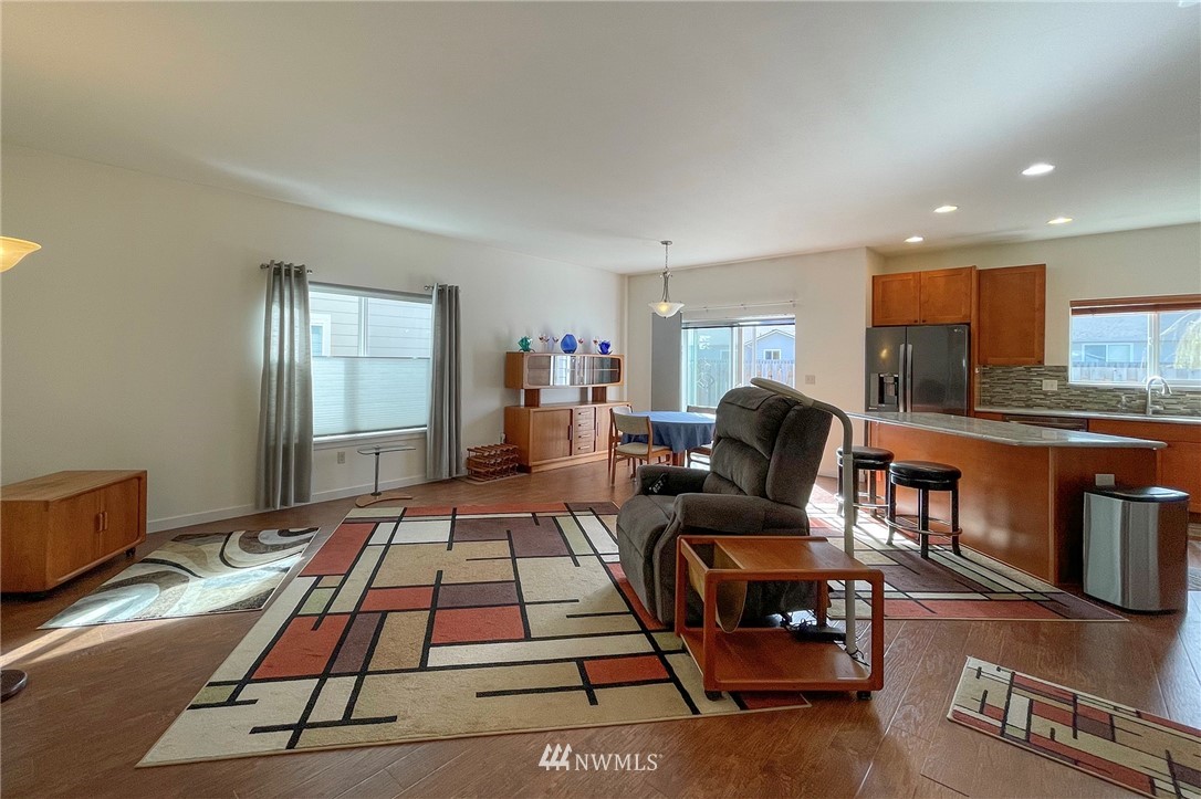 20 Stratus Loop Sequim, WA 98382 - Photo 16 of 40 a living room with furniture and a rug