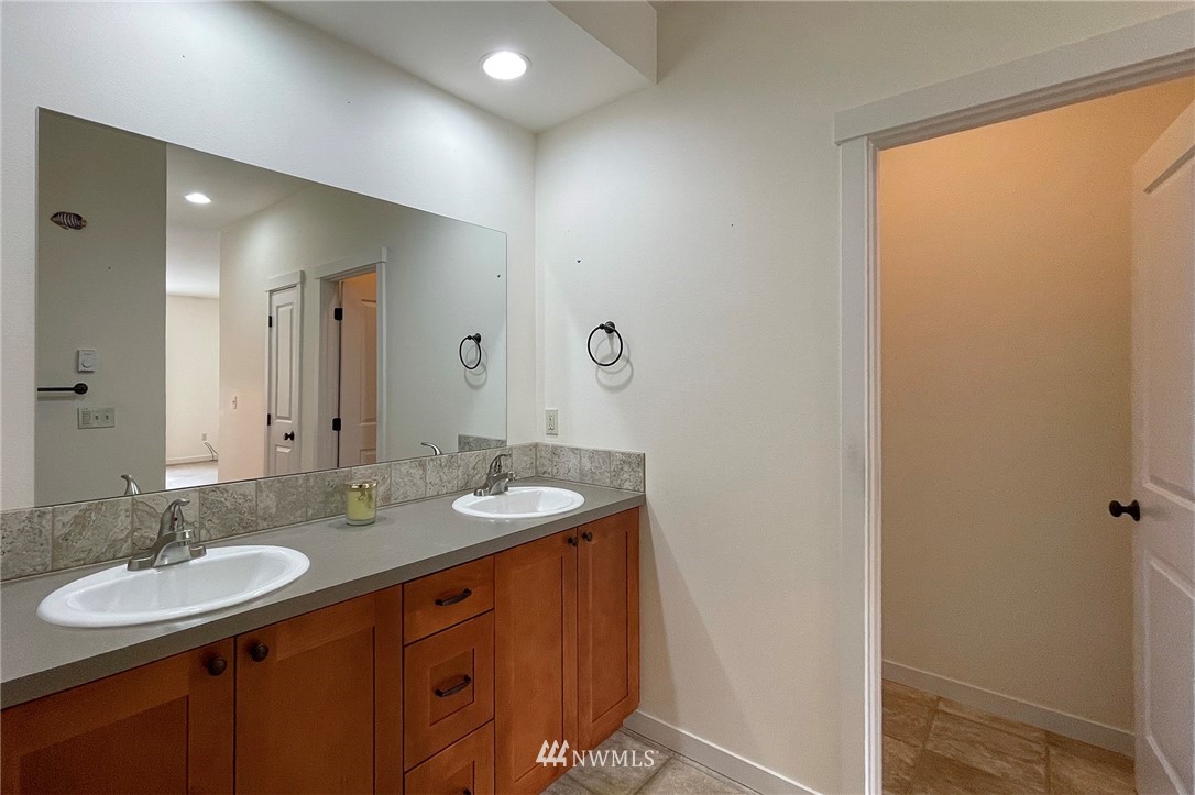 20 Stratus Loop Sequim, WA 98382 - Photo 24 of 40 a bathroom with a sink and a mirror