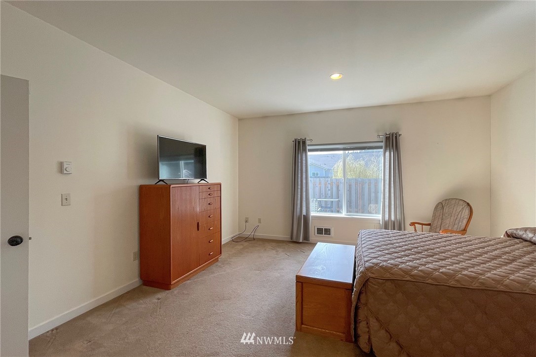 20 Stratus Loop Sequim, WA 98382 - Photo 26 of 40 a bedroom with a bed and a large window