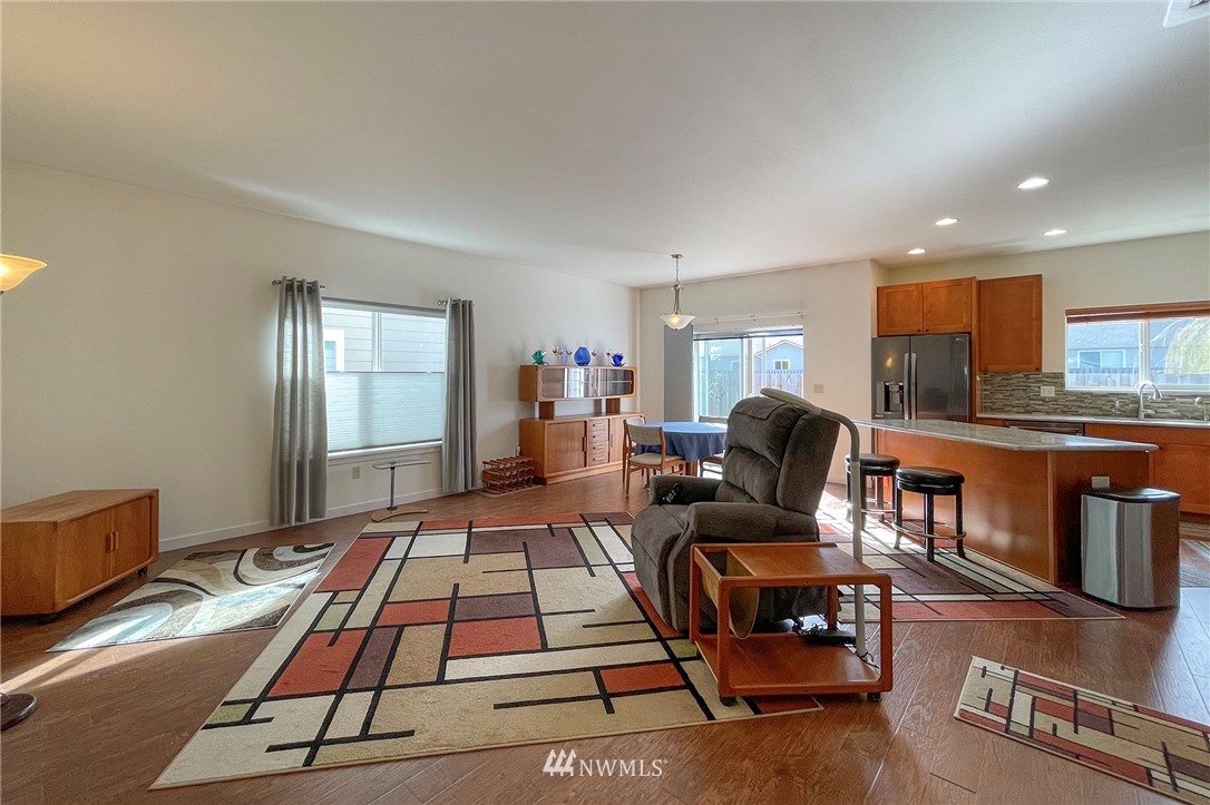 20 Stratus Loop Sequim, WA 98382 - Photo 3 of 40 a living room with furniture and a flat screen tv