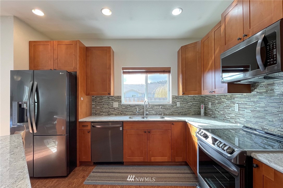 20 Stratus Loop Sequim, WA 98382 - Photo 5 of 40 a kitchen with stainless steel appliances granite countertop a stove a sink and a refrigerator