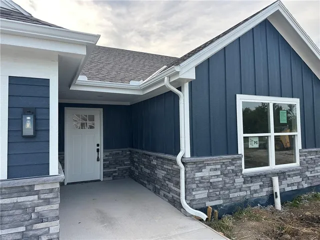 $328,500 | 408 Ash Street, Wellsville, KS 66092