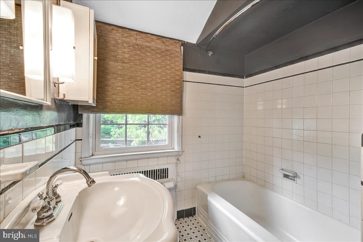 1318 Northview Road Baltimore, MD 21218 - Photo 8 of 18 Upper Level - Full Bathroom