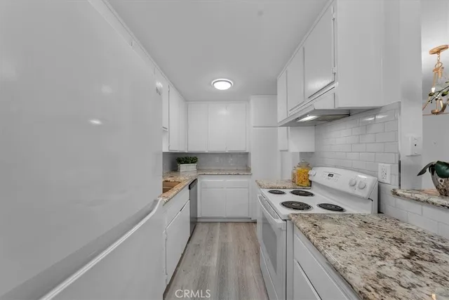 a kitchen that has a lot of cabinets in it