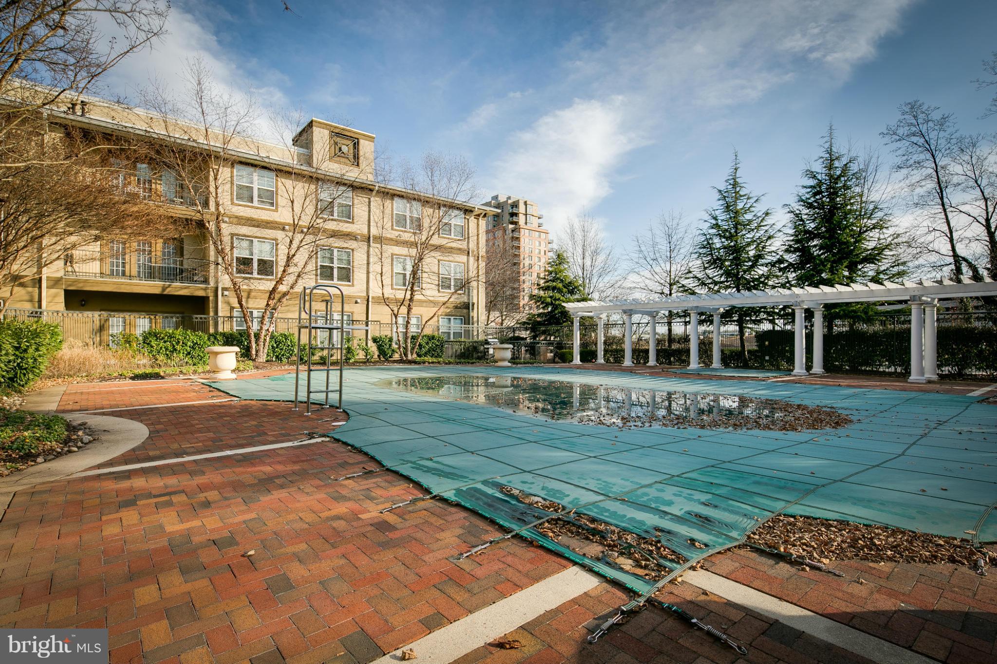 11800 Old Georgetown Road, Unit 1424 North Bethesda, MD 20852 - Photo 27 of 30 Outdoor Community Inground Pool
