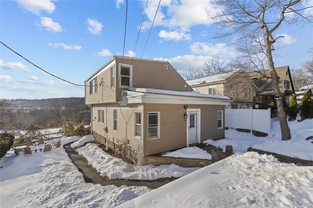 a view of a house with a yard