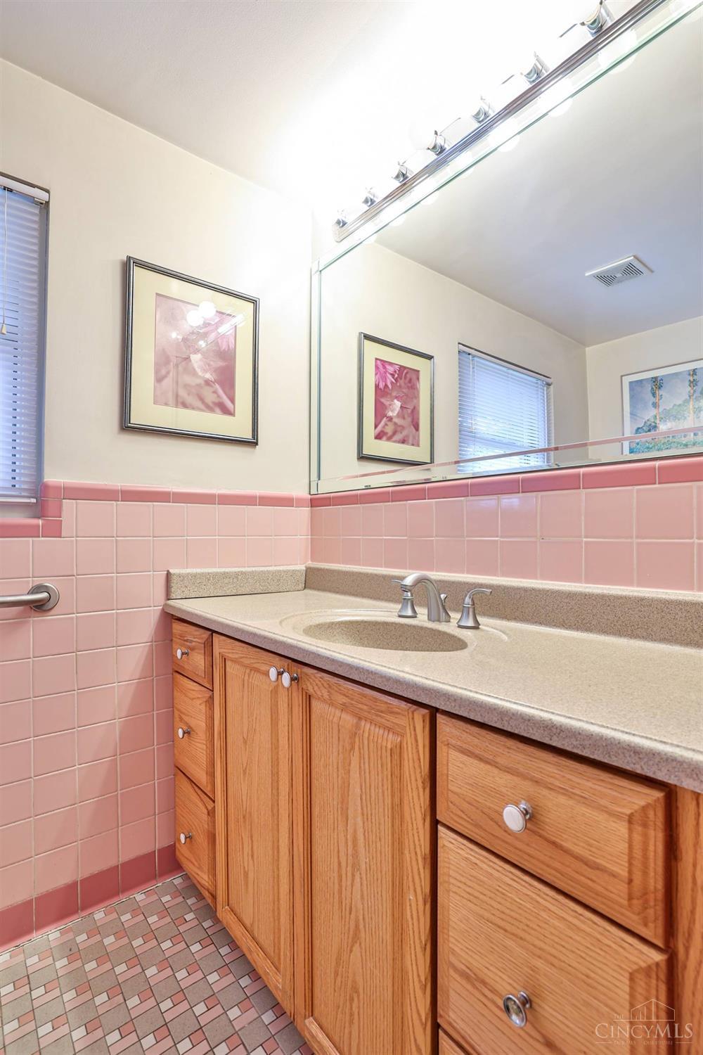 331 Compton Road Wyoming, OH 45215 - Photo 19 of 50