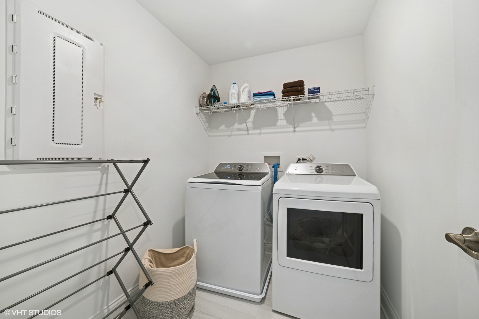 117 Hedgerow Drive Elgin, IL 60124 - Photo 19 of 26 a utility room with dryer and washer