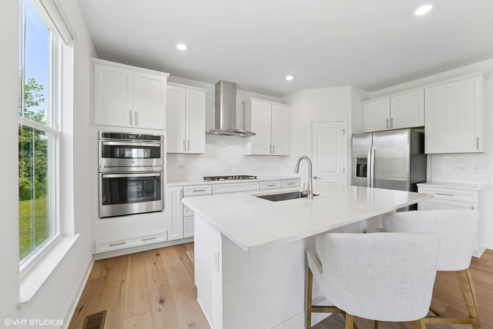 117 Hedgerow Drive Elgin, IL 60124 - Photo 7 of 26 a kitchen with stainless steel appliances a stove a sink a microwave and a refrigerator