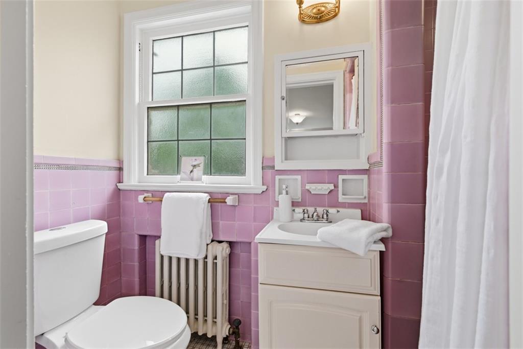 900 Wellesley Road Pittsburgh, PA 15206 - Photo 27 of 48 Ensuite bathroom