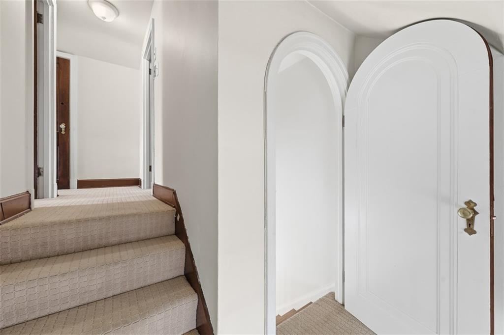 900 Wellesley Road Pittsburgh, PA 15206 - Photo 34 of 48 Third Floor Entry and Hallway