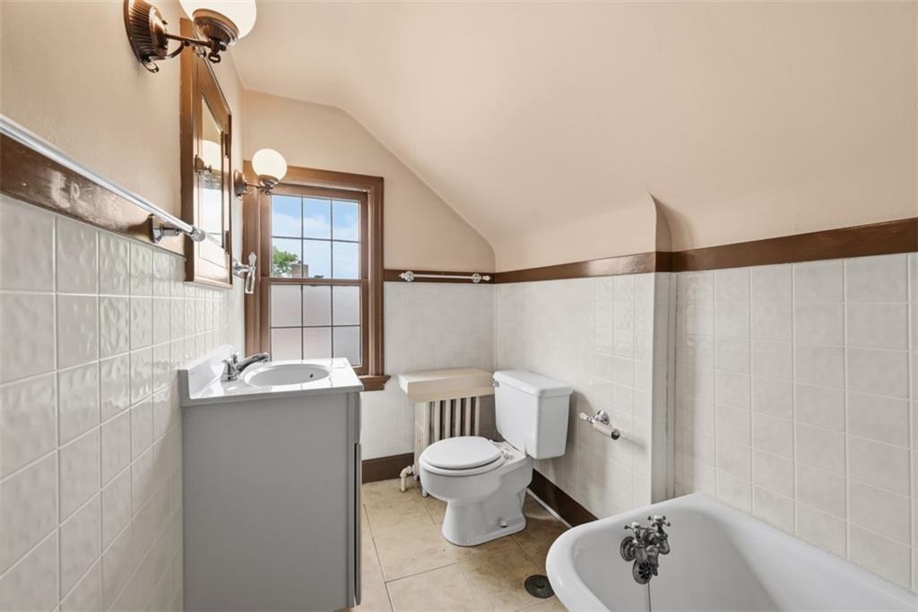 900 Wellesley Road Pittsburgh, PA 15206 - Photo 36 of 48 Third Floor Full Bathroom