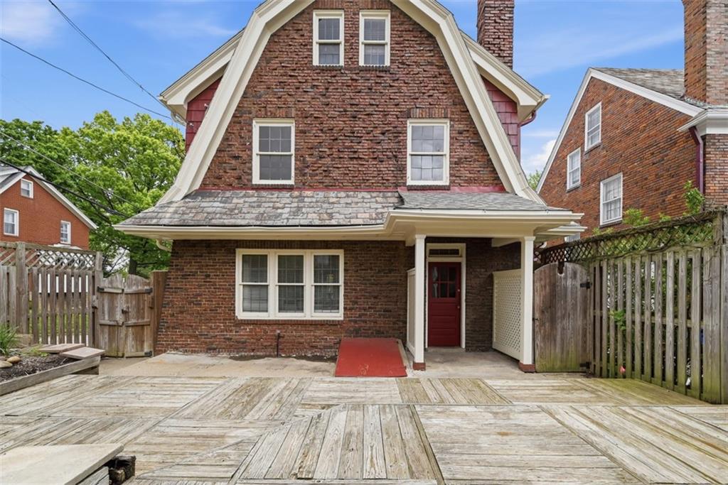 900 Wellesley Road Pittsburgh, PA 15206 - Photo 39 of 48 Fenced in deck/patio area.