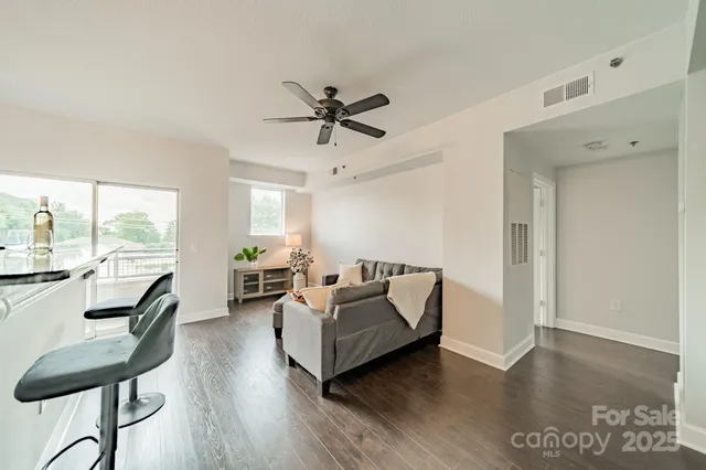 $300,000 | 1315 East Boulevard, Unit 327, Charlotte, NC 28203