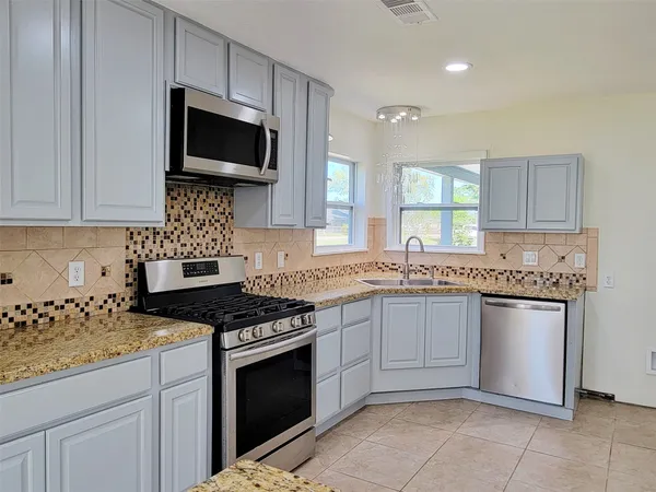$3,000 | 519 North Shady Lane, La Porte, TX 77571