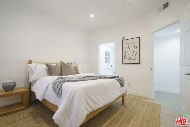 $715,000 | 861 South Windsor Boulevard, Unit 103, Los Angeles, CA 90005