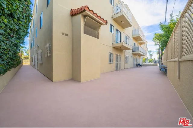 $715,000 | 861 South Windsor Boulevard, Unit 103, Los Angeles, CA 90005