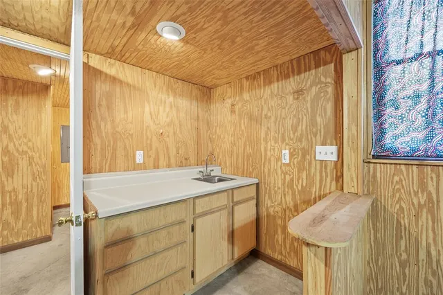 $150,000 | 715 East 10th Street, Kemp, TX 75143