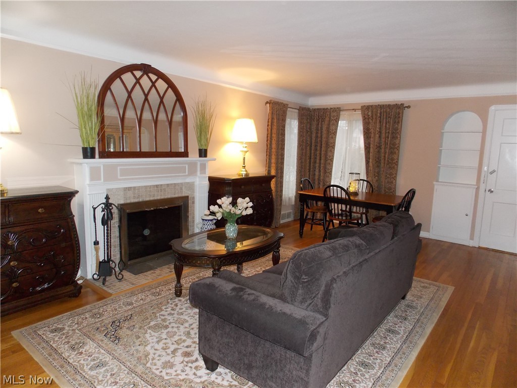 6299 South Canterbury Road Parma, OH 44129 - Photo 4 of 26 This room is lovely at all angles.