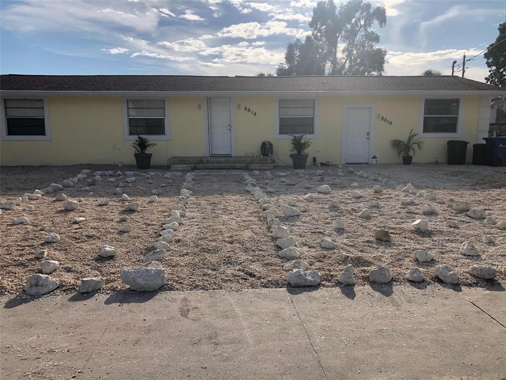 a view of a backyard