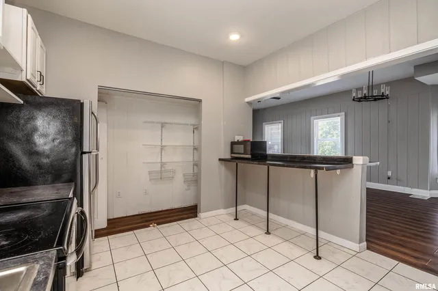 $225,000 | 609 South Poplar Street, Carbondale, IL 62901